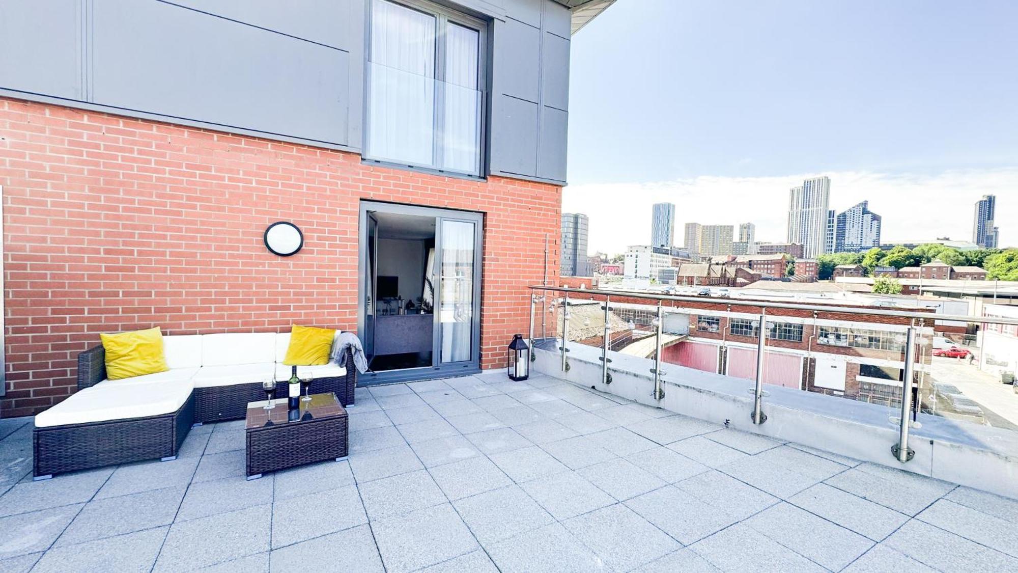 Luxurious 3-Bed, 3-Bath Stay In Leeds City Centre Exterior photo